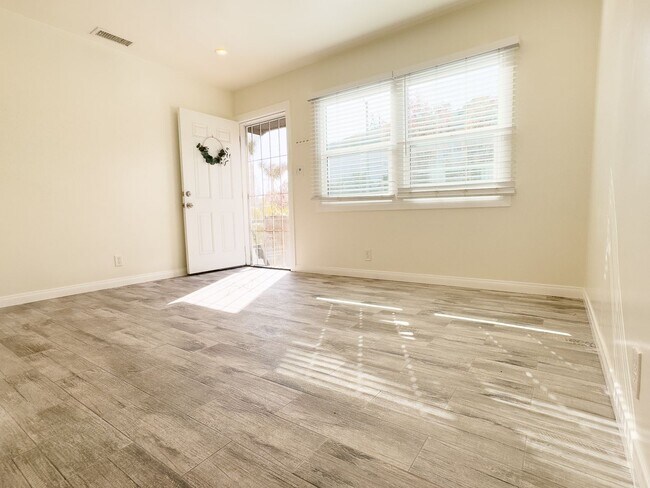 Building Photo - 1 Bed / 1 Bath Back House For Rent | Remod...