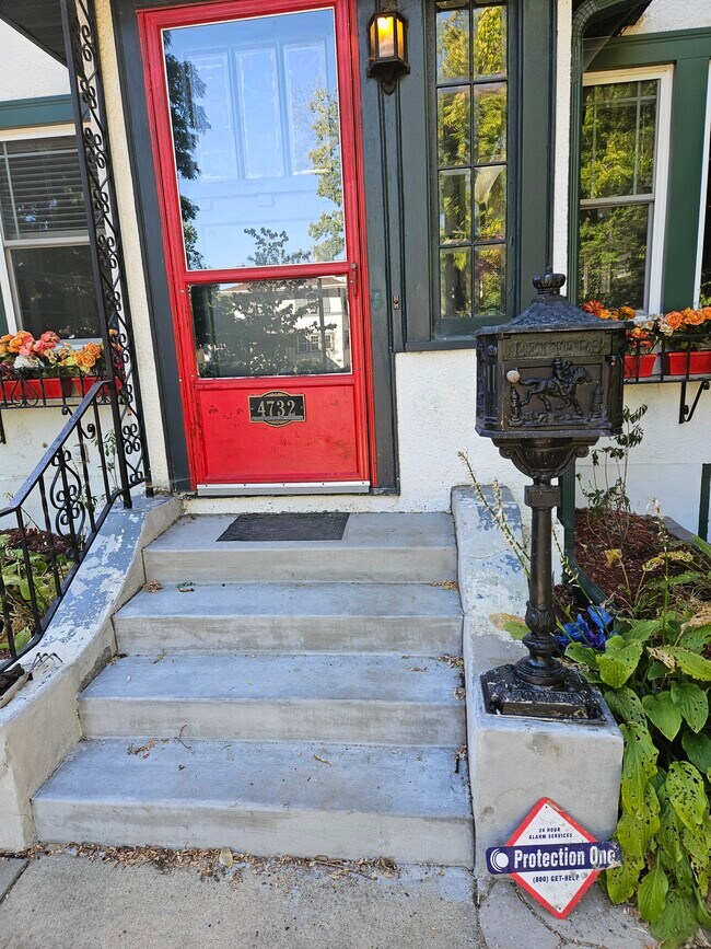 Foto del edificio - 4732 Harriet Ave