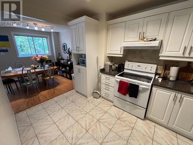 Building Photo - 215-215 Mississauga Vly Blvd