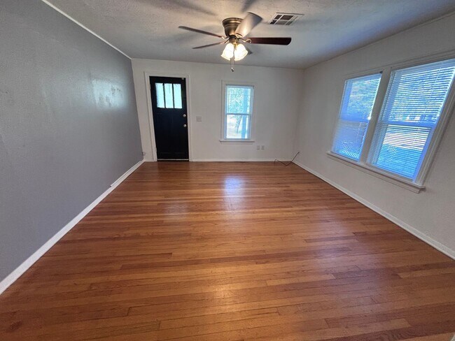 Foto del edificio - 2-bedroom 1 bathroom house with garage and washer/dryer provided