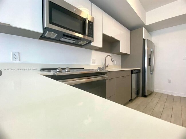 Building Photo - 321 NE 26th St