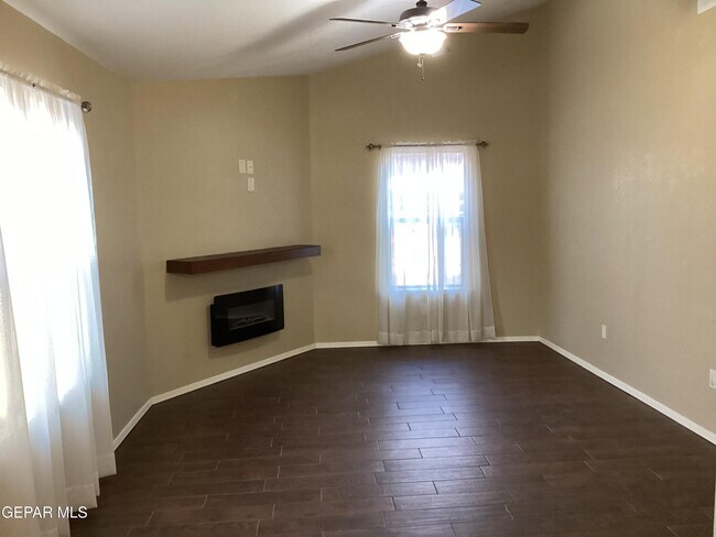 Foto del edificio - 5793 Crest Dr