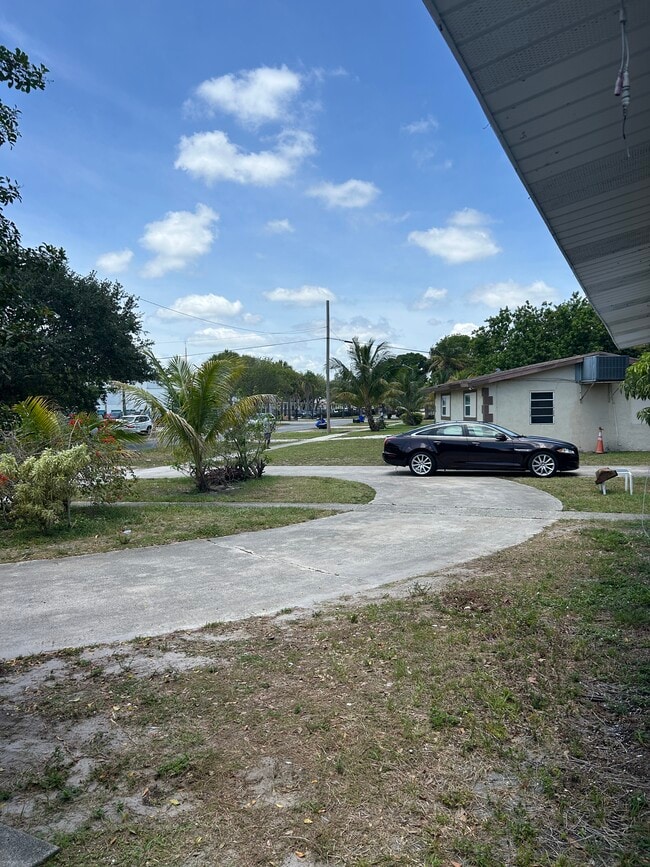 Building Photo - 1219 NW 14th Ct