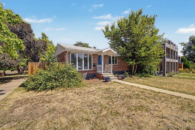 Photo - "Charming 3-Bed Townhouse in Denver's Heart – Spacious 1350 Sq Ft Living!"