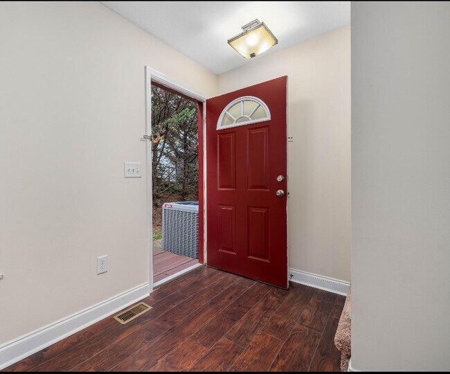 Building Photo - Great Location - 2 Bedroom/2.5 Bath Condo ...