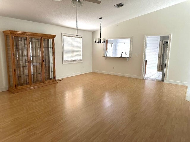 Foto del edificio - 8095 Burlington Ct