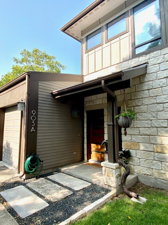 Building Photo - 903 Cardinal Ln