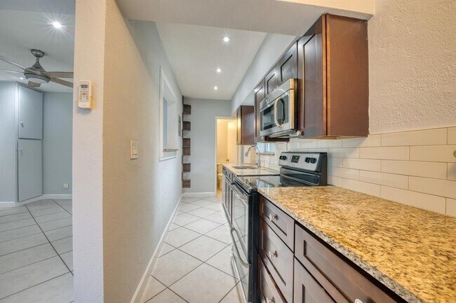 Foto del edificio - 408 NE 7th Avenue Unit 17