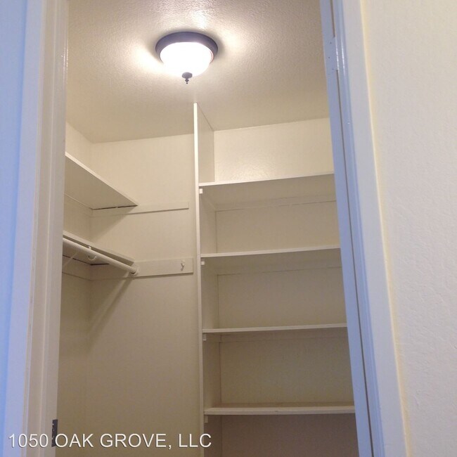 Foto del edificio - 1050 Oak Grove Rd