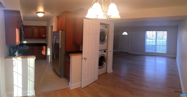 Building Photo - 121 Longwood Dr