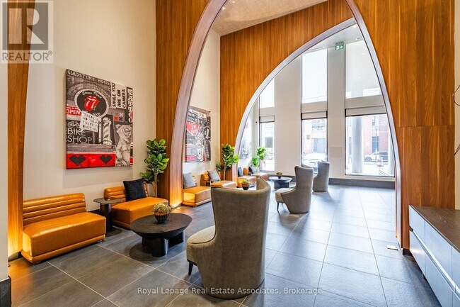 Photo du bâtiment - 270 Dufferin St