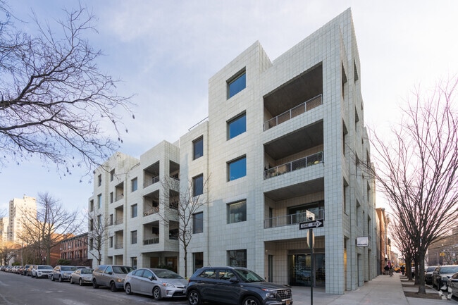Building Photo - 450 Warren St