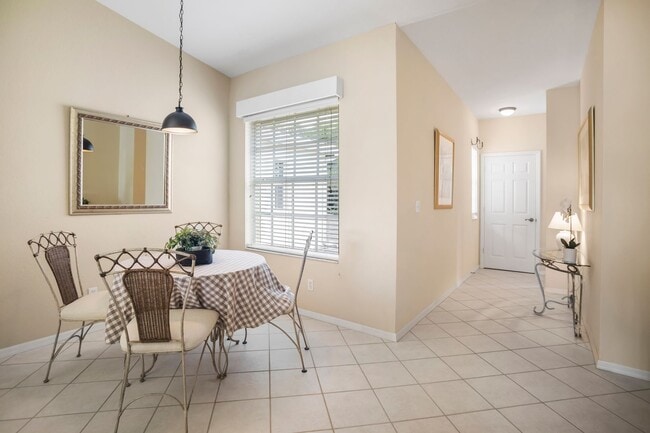 Building Photo - ** CROWN POINTE SHORES ** 2 BED + DEN / 2 BATH - GARAGE - TURNKEY FURNISHED - ANNUAL RENTAL