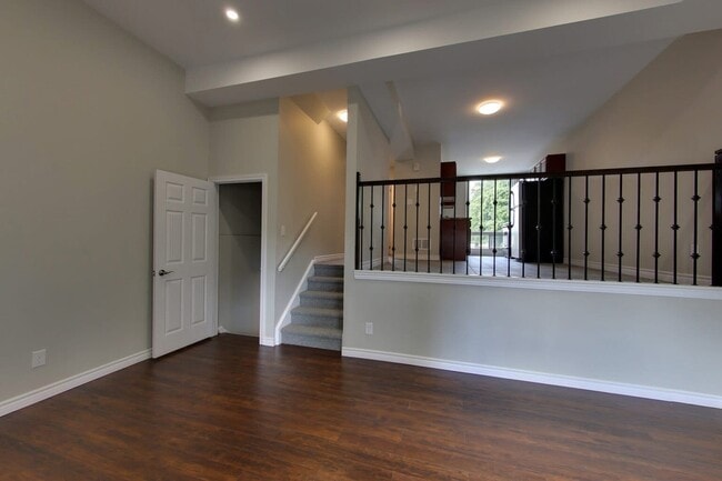 Building Photo - Recently Renovated 2 Bed 1 Bath Townhome i...