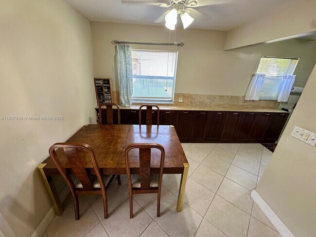 Building Photo - 445 Saxony Way