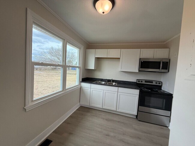 Building Photo - Newly remodeled 1 bedroom, 1 bath duplex.