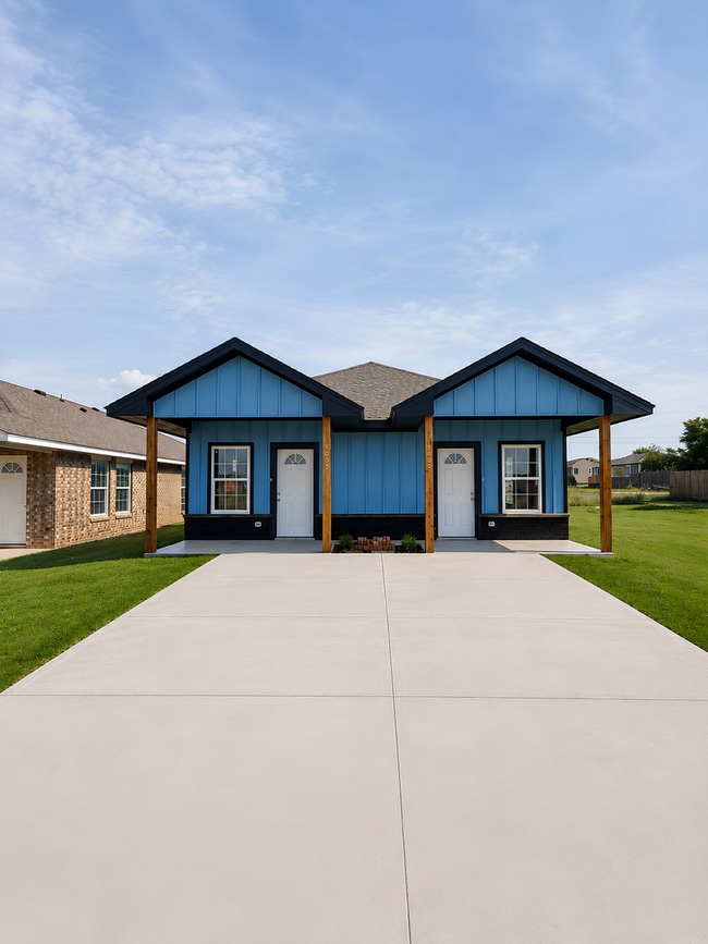 Building Photo - 1403 SW Bishop Rd