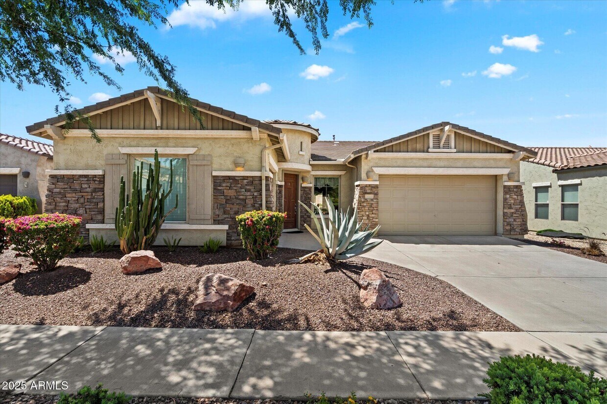 Foto principal - 743 E Torrey Pines Pl