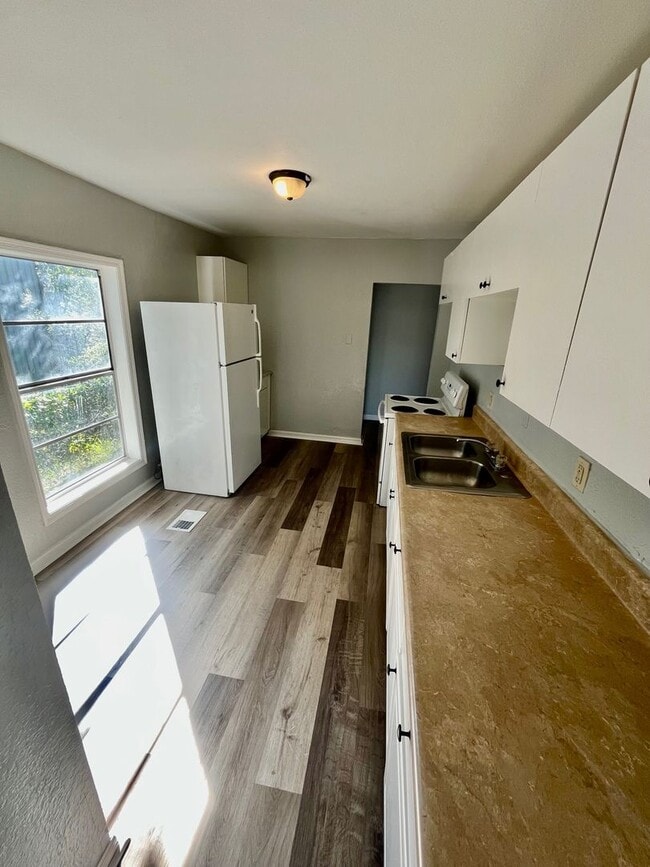 Foto del edificio - 3BR/1BA with HUGE Backyard, LVT Wood Floor...