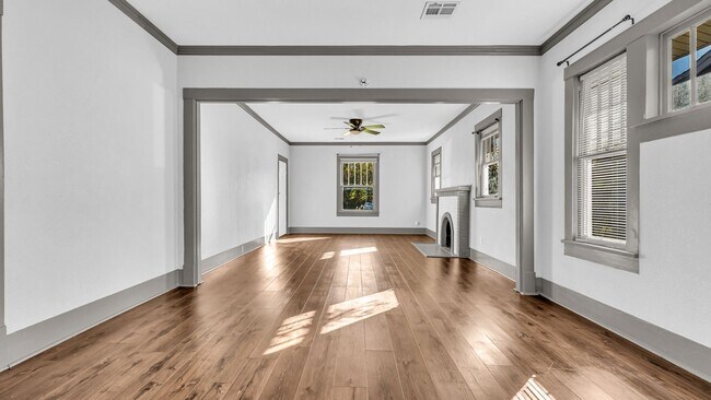 Building Photo - Two Bed 1 Bath