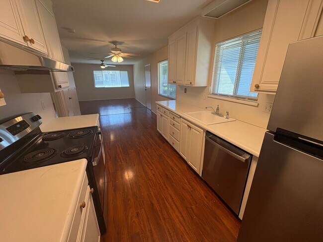 Foto del edificio - 2 bedroom condo is central location near e...