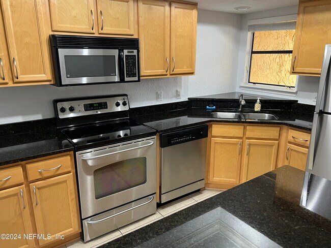 Building Photo - 856 Shoreline Cir