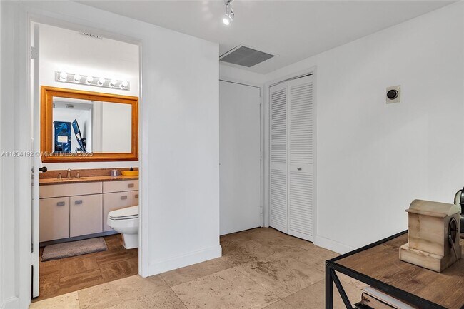 Building Photo - 1581 Brickell Ave