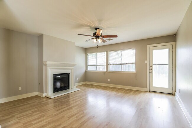 Building Photo - 422 Laurel Timbers Dr