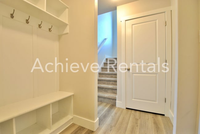 Building Photo - Beautiful End-Unit Townhome | Premium Location Near USU
