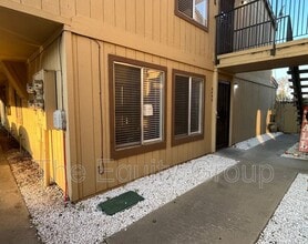 Building Photo - 4042 W Meadow Ave