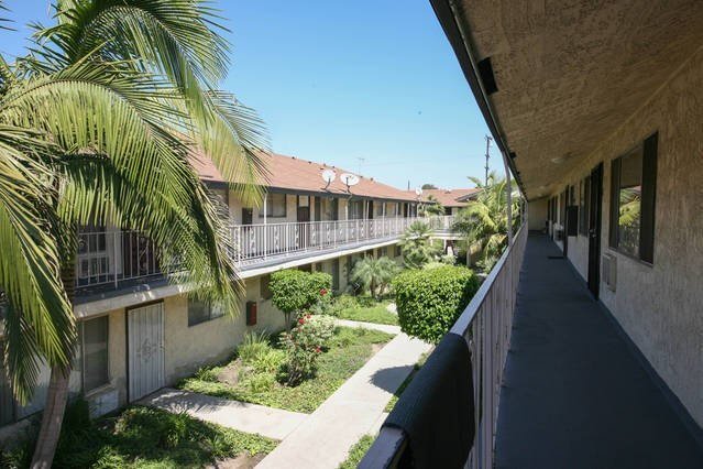 Foto del edificio - 2890 E Artesia Blvd