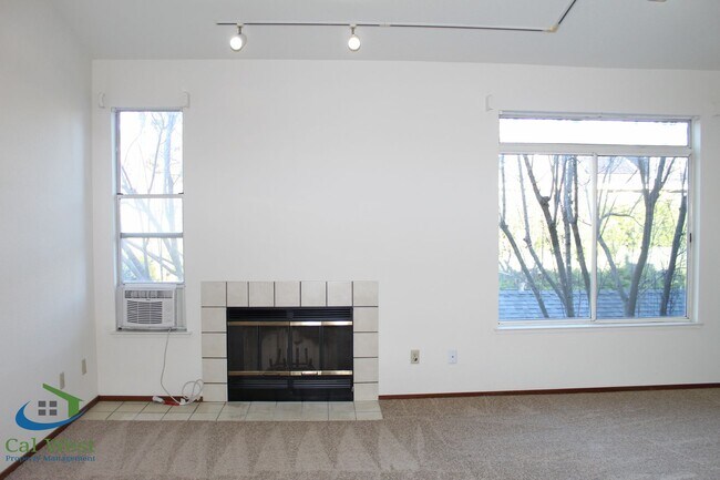 Foto del edificio - $2,595 - Upstairs 2 Bedroom/1 Bath Condo