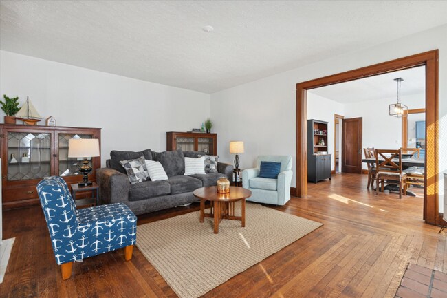 Building Photo - 233 W Shoreline Dr