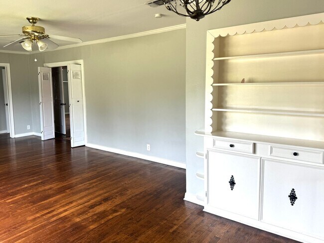 Foto del edificio - 1307 Aldridge-House-Commerce-"October Move...