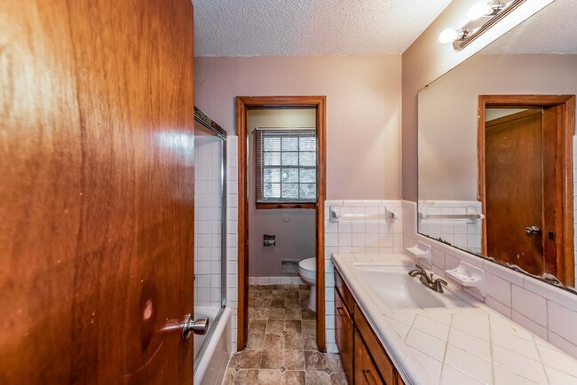 Foto del edificio - Hardwood Floor Paradise