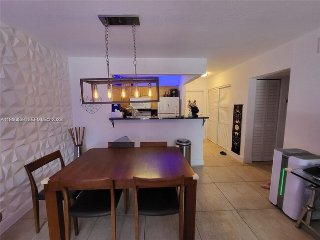 Building Photo - 6711 N Kendall Dr