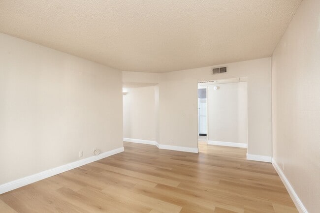 Building Photo - Remodeled 2nd floor unit in gated NW community
