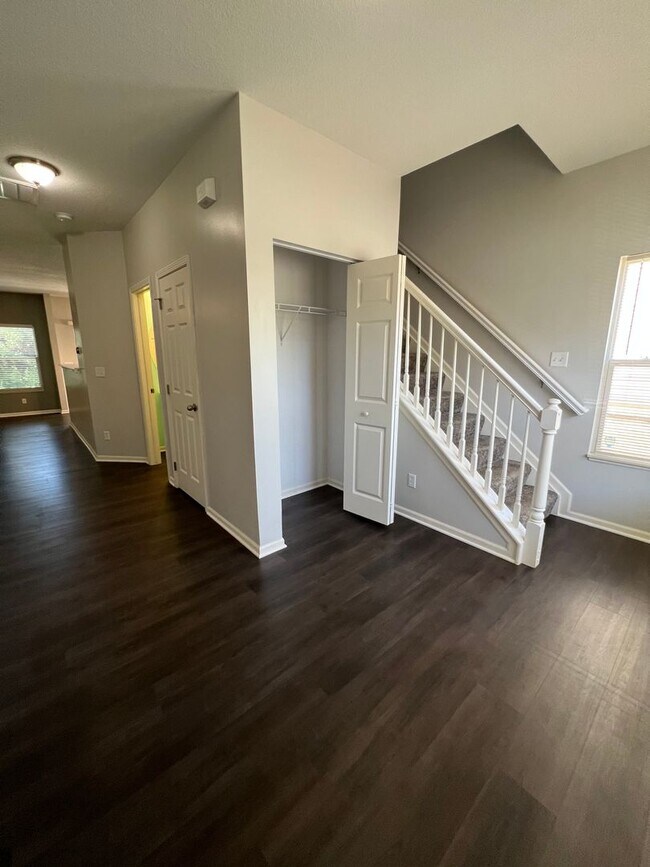Foto del edificio - Spacious 3-Bed Condo with Private Patio & ...