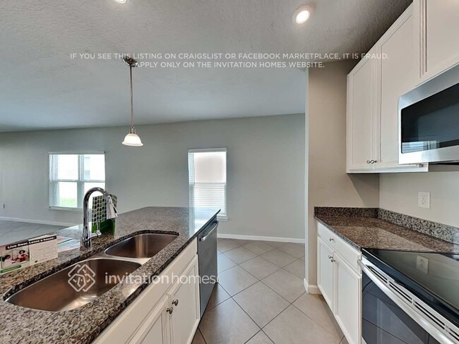 Building Photo - 11014 High Noon Trl