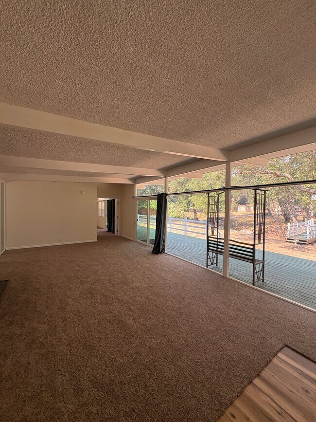 Foto del edificio - 730 Live Oak Park Rd S