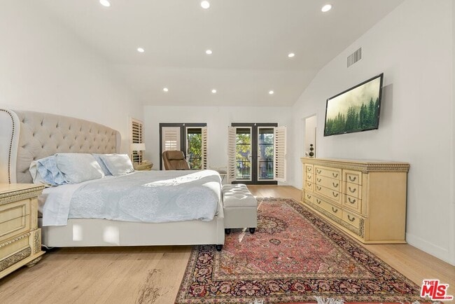 Building Photo - 520 N Bedford Dr