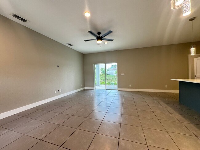 Building Photo - AWESOME 4BD/2BA in Beautiful POINCIANA!!!