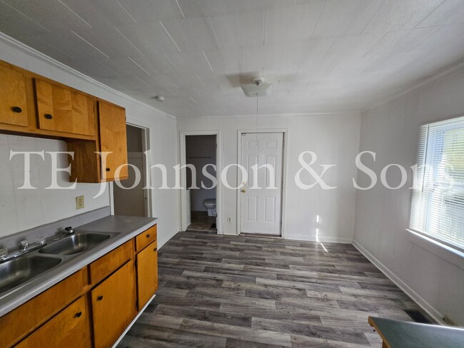 Building Photo - Charming 2 Bedroom with Front Porch