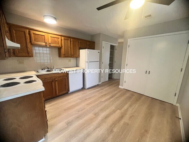 Foto del edificio - Freshly Updated 2 Bedroom Apartment