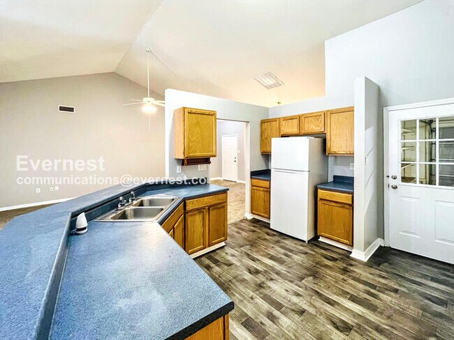 Foto del edificio - 3 Bed, 3 Bath Home with Garage / Pet-Friendly / Available Now!