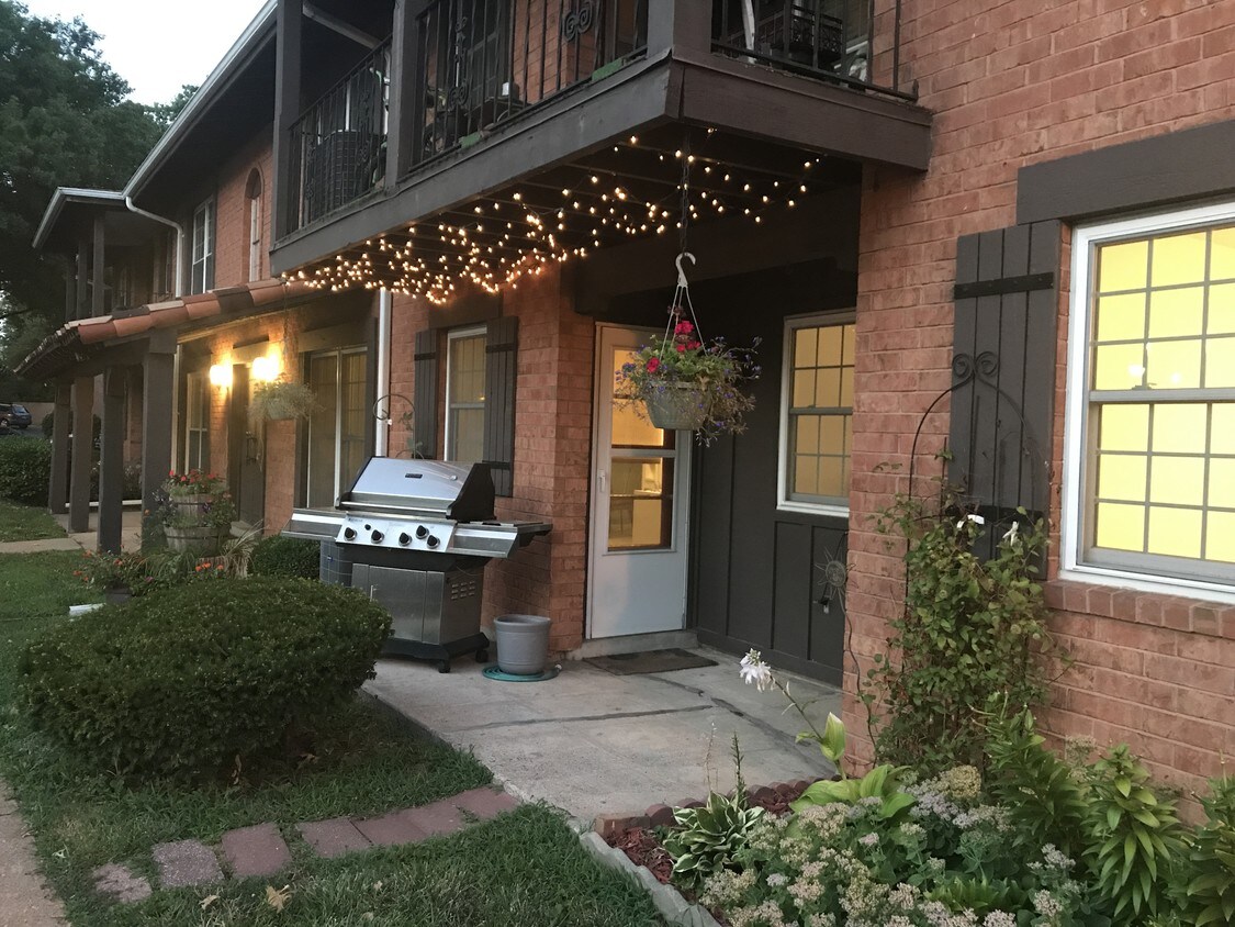 8752 Santa Bella Dr, Hazelwood, MO 63042 Condo for Rent in Hazelwood