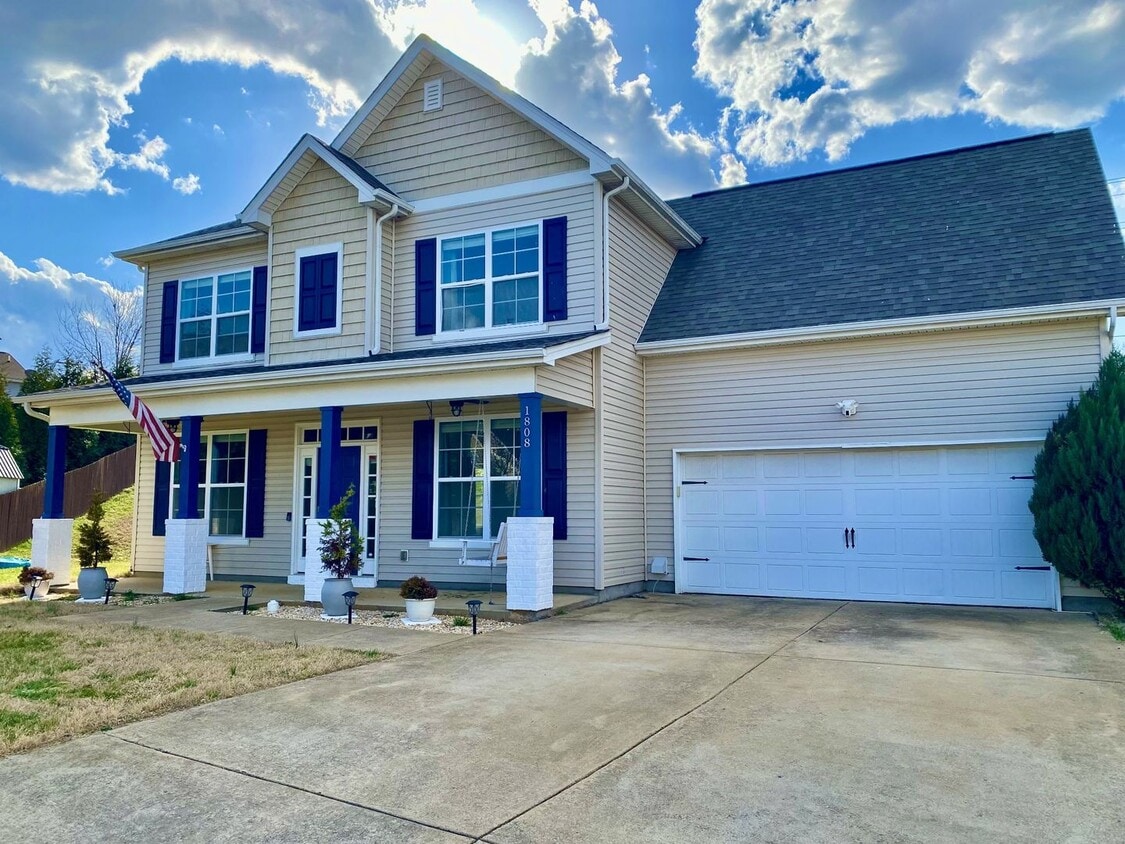 Foto principal - Great Location!! - 3 bedroom 2.5 bath home