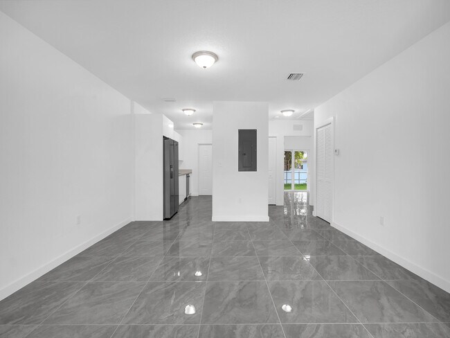 Foto del edificio - 2448 NW 42nd St