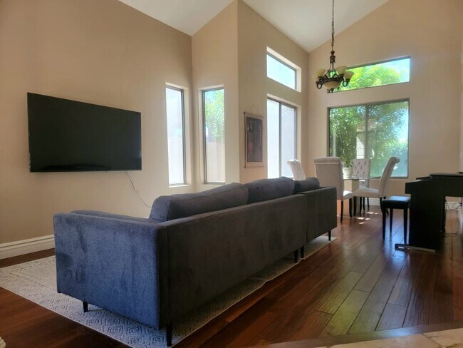 Foto del edificio - 925 W Juniper Ave