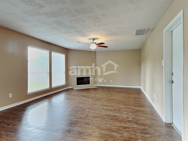 Foto del edificio - 6611 Dillon Dr